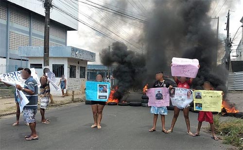 Familiares de vítimas de sequestro em Satuba protestam em Maceió