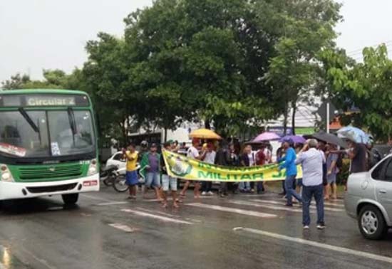 Após chegada da polícia, manifestantes desobstruem Avenida Fernandes Lima