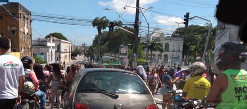 Familiares de reeducandos protestam em frente ao Palácio do Governo exigindo retorno das visitas