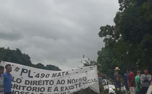 Indígenas voltam a protestar e bloqueiam trecho da BR-101 em Joaquim Gomes