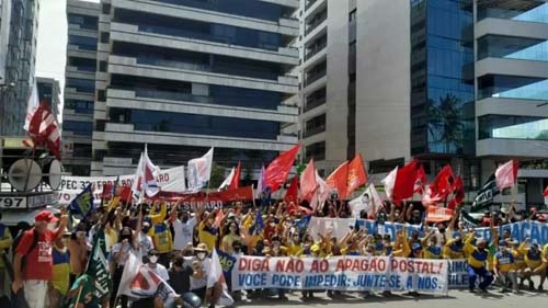 Entidades realizam protesto em frente a apartamento de Arthur Lira em Maceió