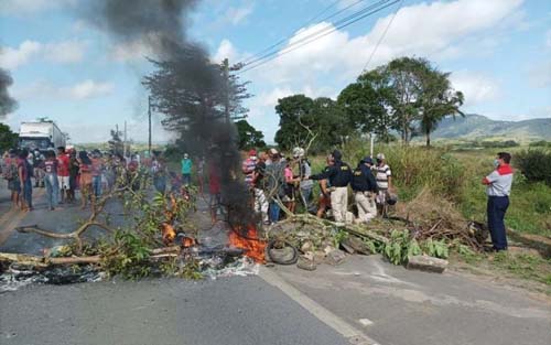 MST realiza protesto e interdita trecho da BR-104 em União dos Palmares