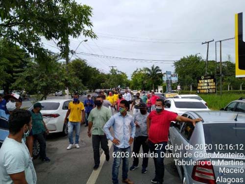 Taxistas do interior fazem protesto em Maceió pelo retorno das atividades
