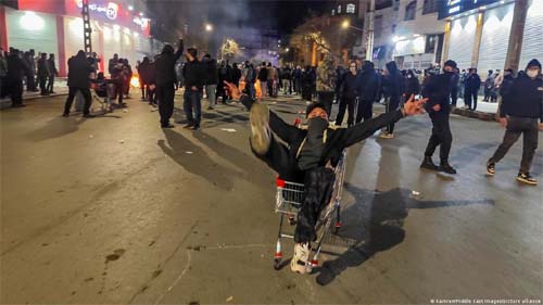 Revoltas crescentes no Irã levam a corte de serviços digitais e acusação de envolvimento estrangeiro