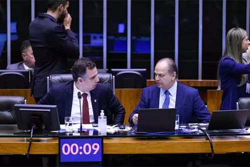 Políticos pagaram R$ 13 milhões por pesquisas que criticam