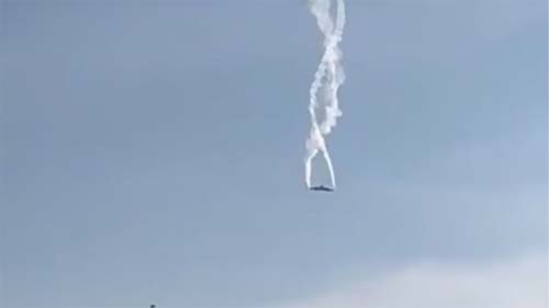 Acidente Aéreo Militar: Aeronave em Chamas Despedaça-se no Céu e Resulta em Fatalidade de 20 Pessoas