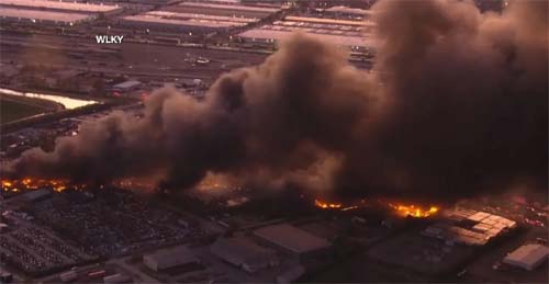 Colisão aérea em Louisville deixa múltiplas vítimas e incêndio ativo, informa autoridade local