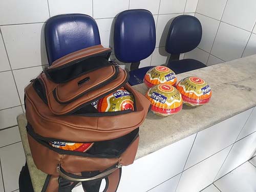 Mulher é presa suspeita de furtar R$ 1 mil em latas de queijo do reino no Jacintinho