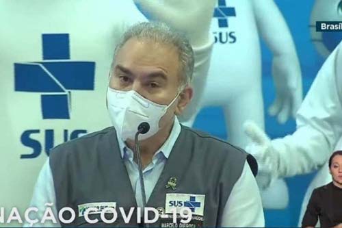 Queiroga quer flexibilizar uso de máscaras ao ar livre 