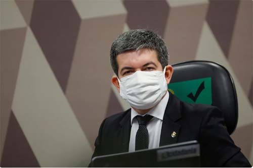 Macron condecora vice-presidente da CPI da Covid, Randolfe Rodrigues