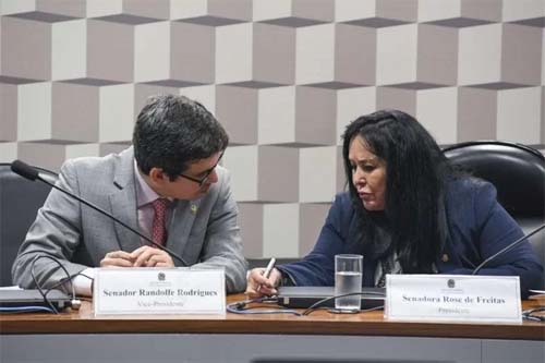 Senadora Rose alega fraude em assinatura pela CPI do MEC; Randolfe nega