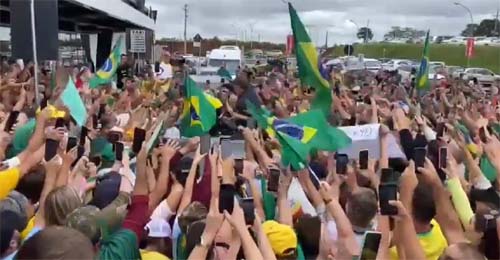 Recepção Calorosa: Bolsonaro Acolhido por uma Multidão em Não-Me-Toque, Rio Grande do Sul