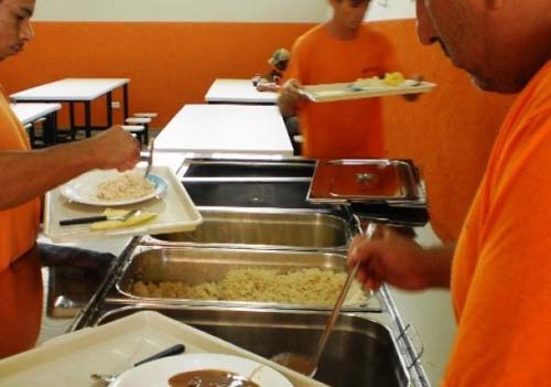 Licitação revela gasto milionário do Estado com alimentação de presos: R$ 7,2 milhões por ano