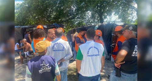 Prefeitura de Maceió remove pocilgas na orla lagunar do Vergel