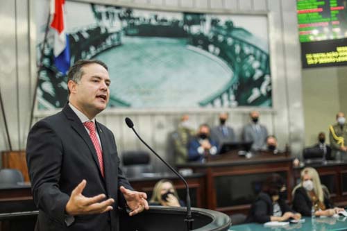 Governador anuncia revisão de contribuição previdenciária de servidores estaduais