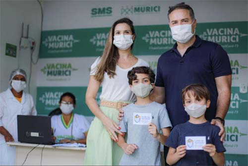 Ao vacinar os filhos, Renan Filho pede: “vacine-se e vacine as suas crianças