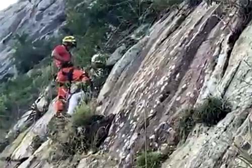 Mulher é resgatada por Bombeiros após ficar presa em penhasco na Serra da Onça em Mata Grande