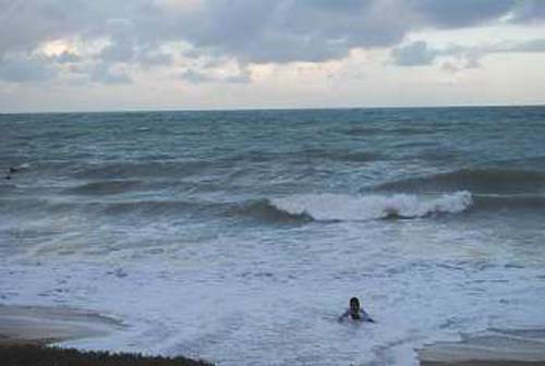 Marinha alerta para ressaca do mar com ondas de até 2,5 metros