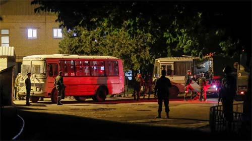 Ucrânia. Mais de 260 combatentes ucranianos retirados de Azovstal