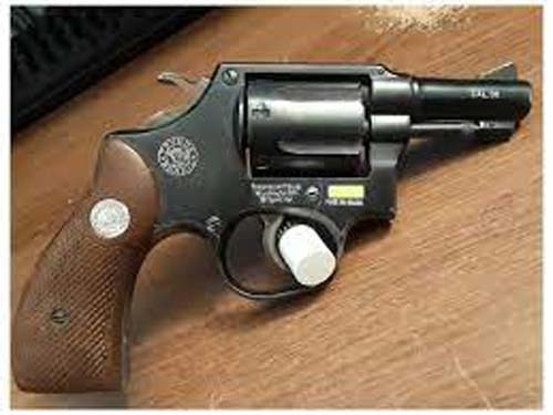 PM encontra arma dentro de sofá após denúncia de ameaça em Campo Alegre