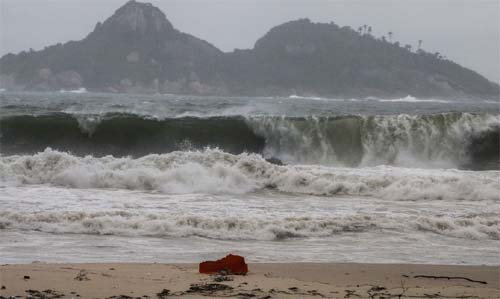 Intensa tempestade provoca caos no Rio de Janeiro, afetando transporte e serviços