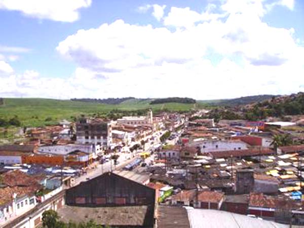 Residências são invadidas por criminosos, morador reage e fica ferido com tiro