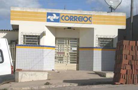 Bandidos invadem Correios, agridem gerente e levam câmeras
