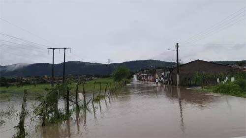 Rio Mundaú atinge cota de inundação e deixa municípios de União dos Palmares e Murici em alerta