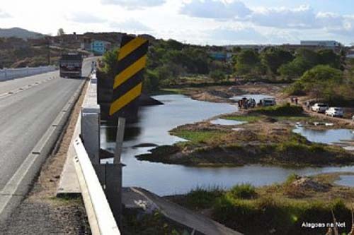 Criança de três anos morre ao entrar no Rio Ipanema durante pescaria