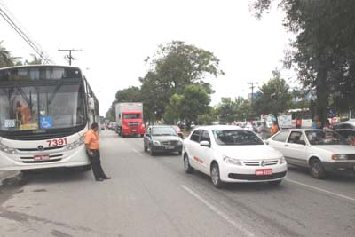 Rodoviários fazem protesto obrigam passageiros a descerem dos ônibus em Maceió