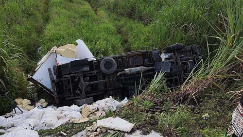 Homem fica preso às ferragens após caminhão tombar no interior de Alagoas