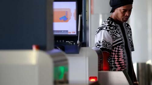 Ronaldinho fala sobre prisão: 'Nunca imaginei uma situação dessas'