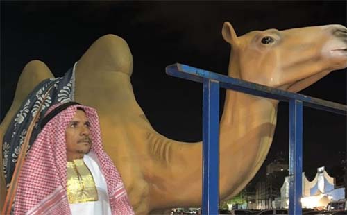 Vestido de sheik e rodeado de dançarinas, candidato em AL ganha adeptos nas redes sociais