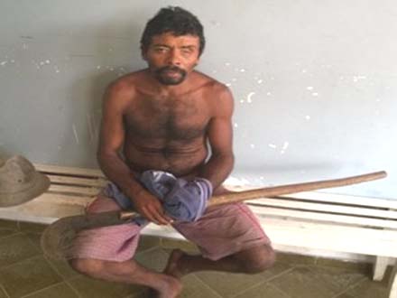 Agricultor é preso acusado de ferir a esposa com golpe de foice na cabeça