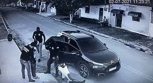 Falsos policiais civis invadem residência e roubam R$ 15 mil em pertences