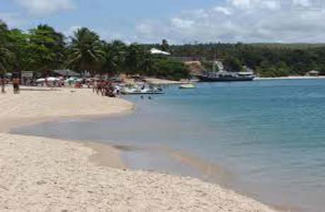 Atentado deixa jovem morto e mulher ferida na praia do Gunga