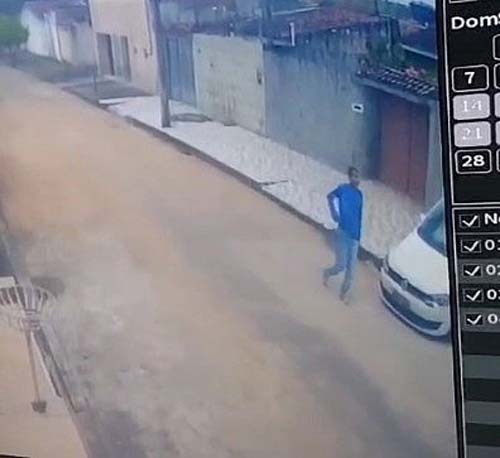 Homem armado aborda morador e rouba veículo na presença dos filhos dele