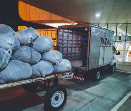 Sessenta e oito fardos de roupas são apreendidos no aeroporto em Maceio