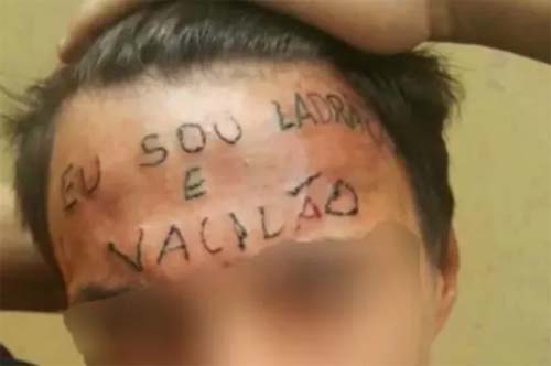 “Sou ladrão e vacilão”: jovem que teve testa tatuada é preso por furto