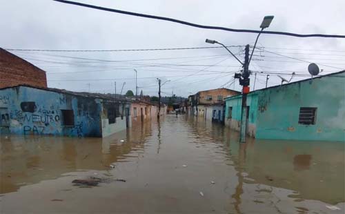 Rio transborda e Defesa Civil ordena evacuação de áreas de risco em São Miguel dos Campos