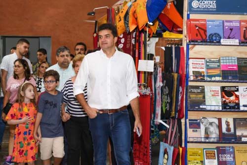Rui Palmeira visita a 9ª Bienal do Livro, em Jaraguá