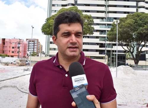 Prefeito Rui Palmeira entrega quadra revitalizada em escola municipal, nesta segunda-feira (2)