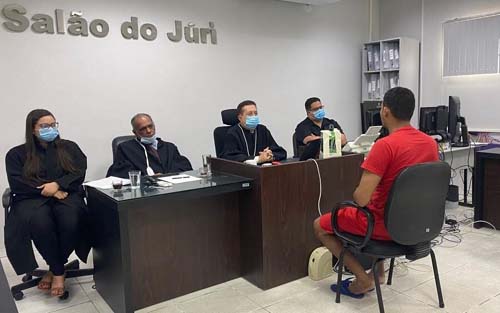 Júri condena réu a 15 anos de prisão por matar a mulher a facadas