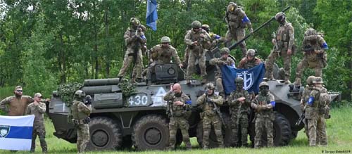 Quem são os russos que lutam ao lado da Ucrânia