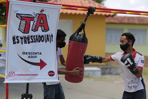 Água, orações, e até saco de pancada; grupos tentam tranquilizar candidatos do Enem em Alagoas