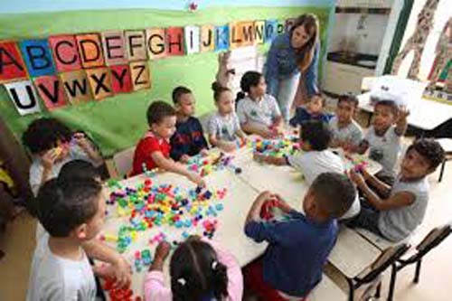 Colocar 20 crianças numa sala de aula implica em 808 contatos cruzados em dois dias, alerta universidade