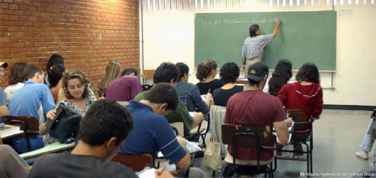 Brasil tem dificuldade de atrair jovens para a carreira de professor