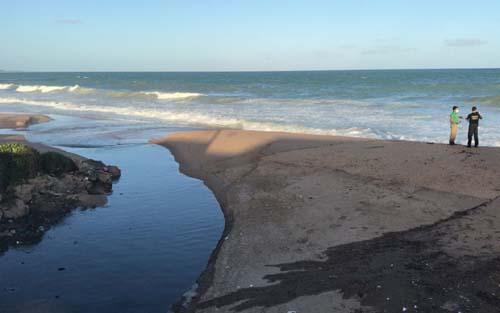 Polícia Federal coleta amostras após transbordamento de esgoto na orla de Maceió