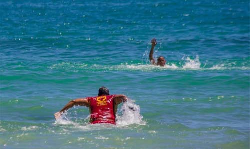 Salva-vidas salvam pai e filho de afogamento na Praia do Francês