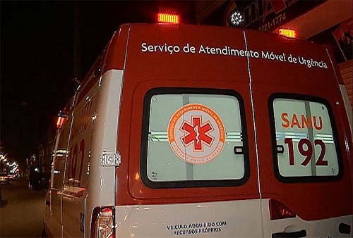 Homem para carro em frente a uma residência e atira contra trio, no Benedito Bentes